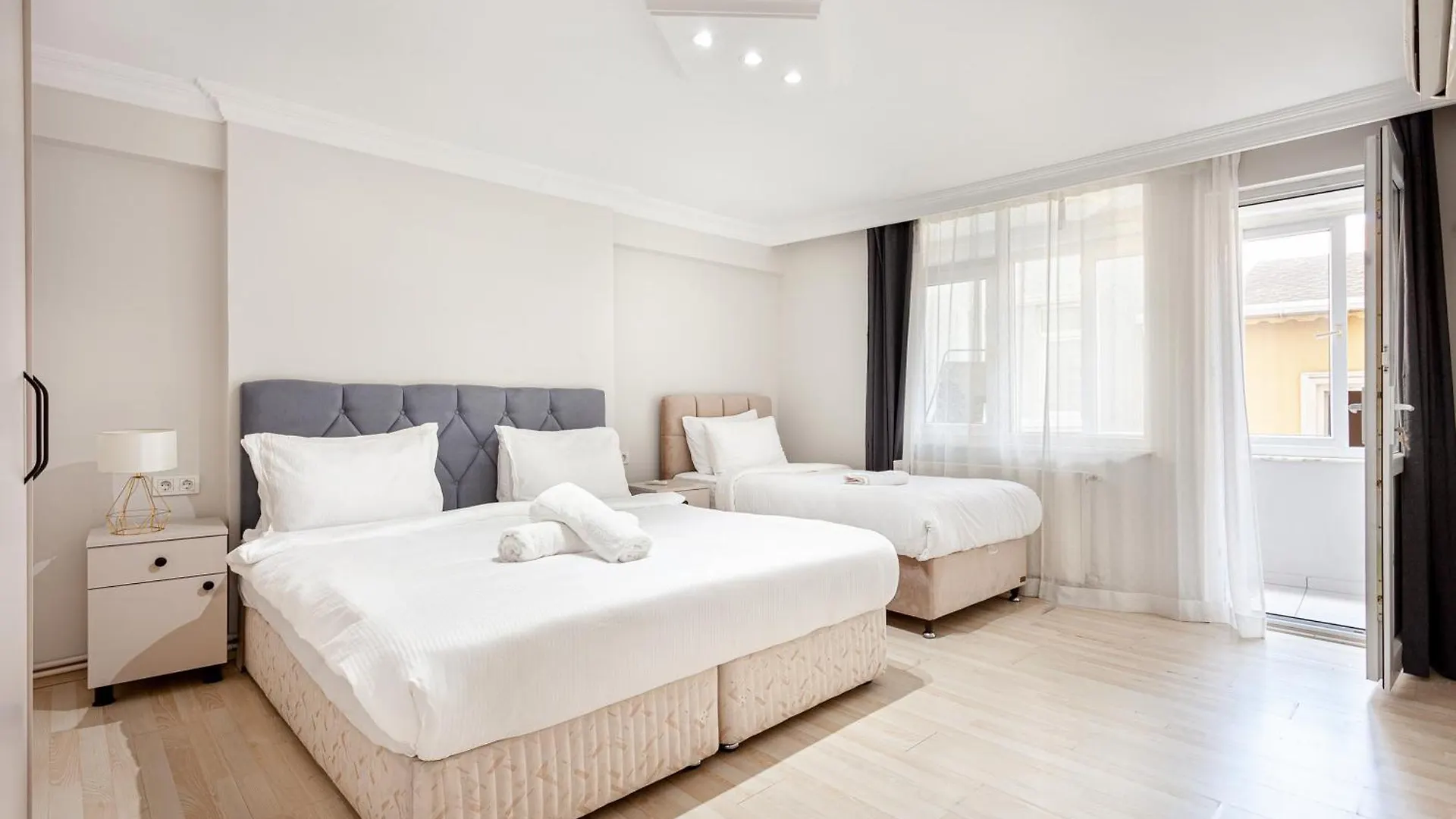 Charming Spacious 4 Big Rooms With Sweet King Beds イスタンブール