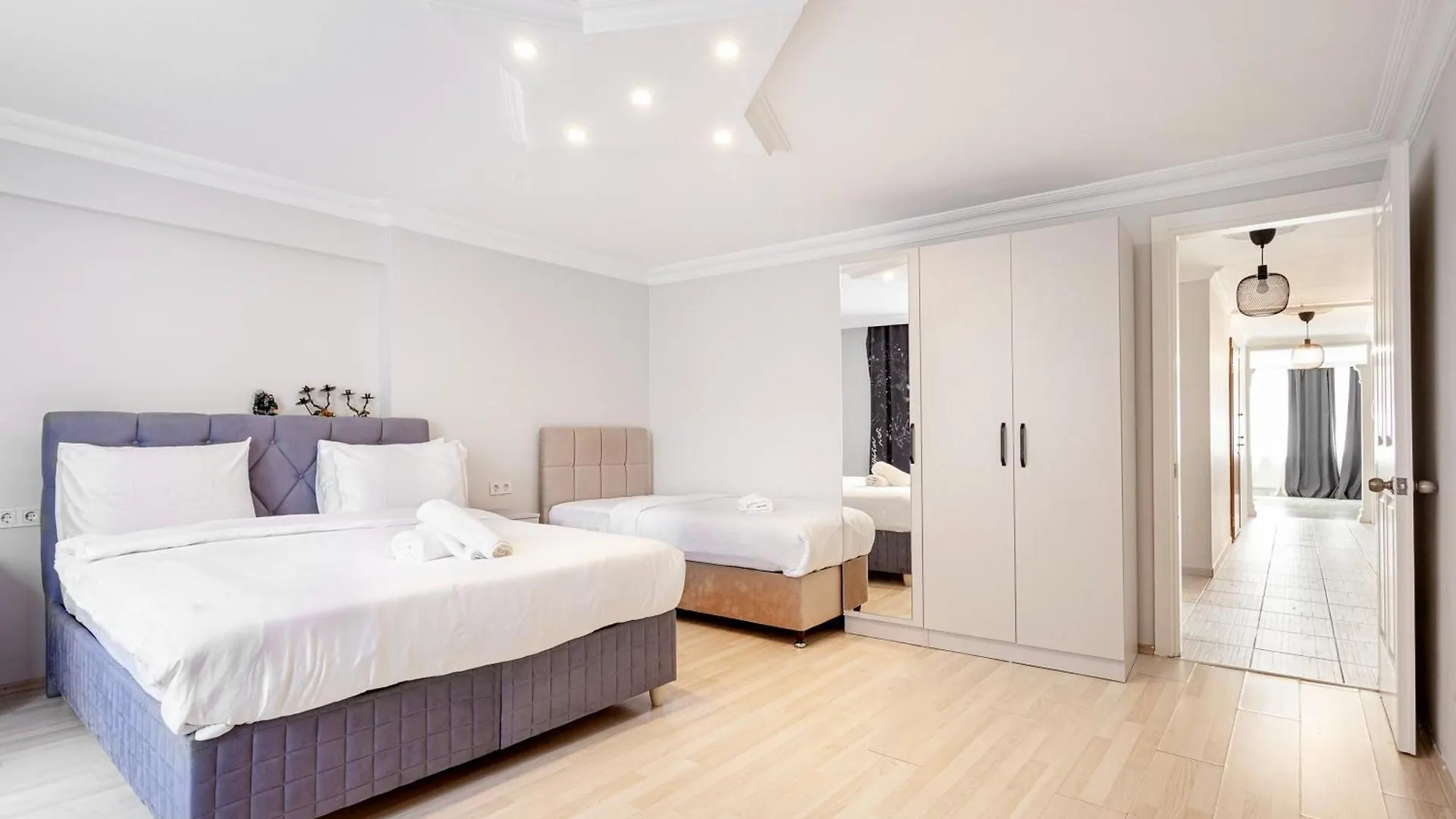 Charming Spacious 4 Big Rooms With Sweet King Beds イスタンブール