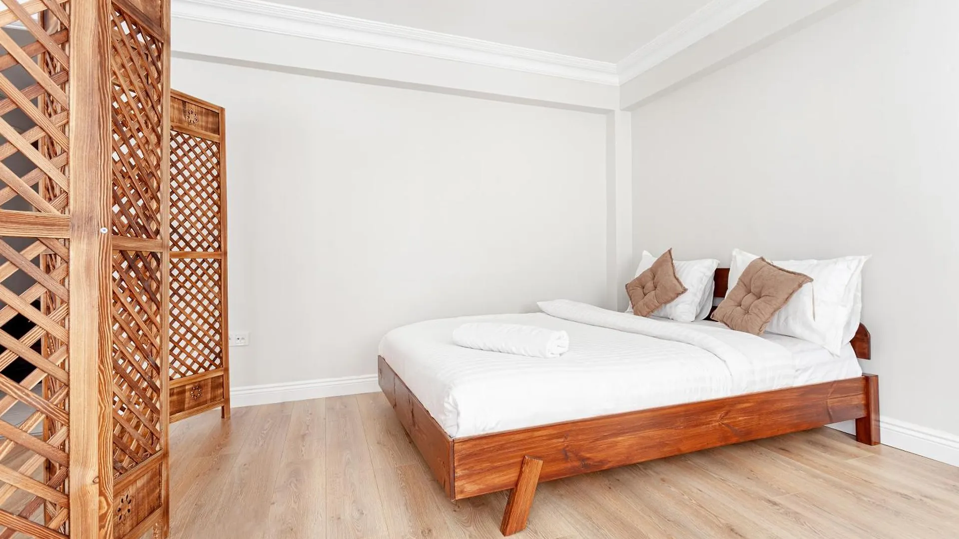 Апартаменты Charming Spacious 4 Big Rooms With Sweet King Beds Стамбул